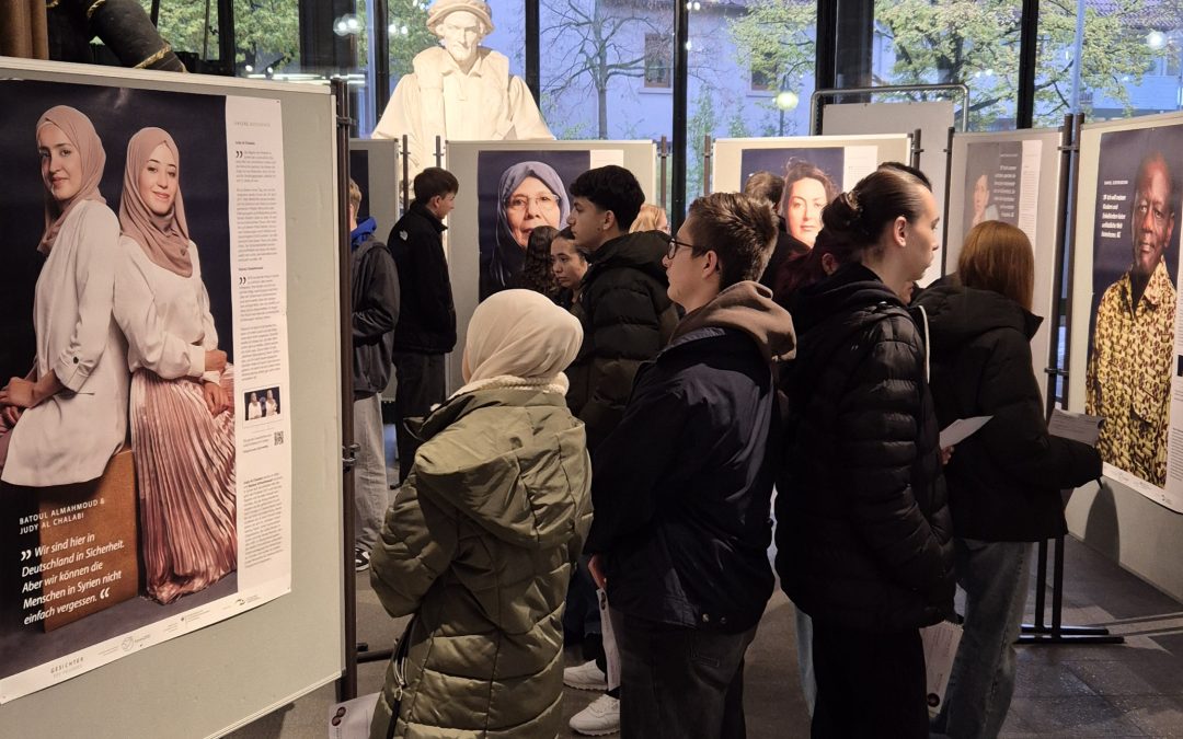 Besuch der Ausstellung “Gesichter des Friedens” im Rathaus Bretten