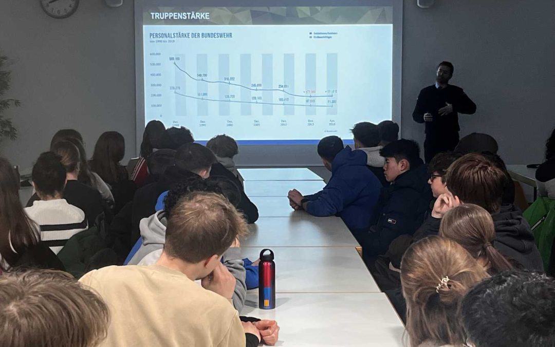 Vortrag des Jugendoffiziers der Bundeswehr – Hauptmann Fabio Fasulo am Melanchthon-Gymnasium Bretten