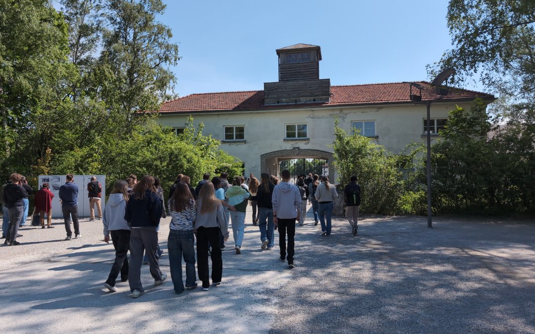 Jahrgangsstufe besucht KZ Dachau 80 Jahre nach Befreiung