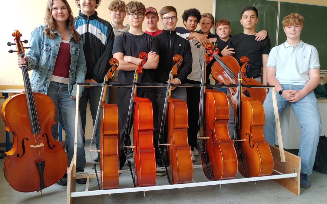 Die NwT-Klasse 10b baut Celloständer für die Streicher