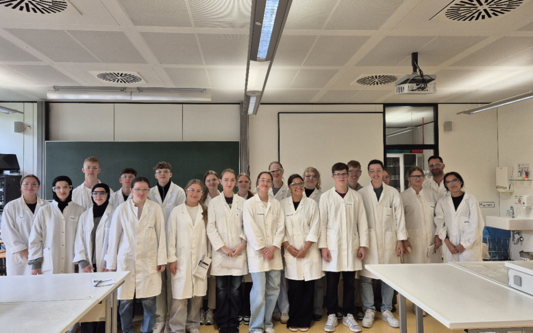 Basiskurs Chemie stellt Biokunststoffe an der PH Karlsruhe her
