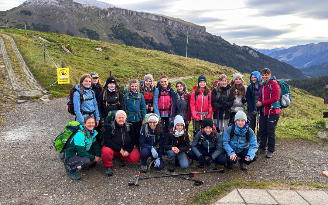 Girls on the rocks 2025