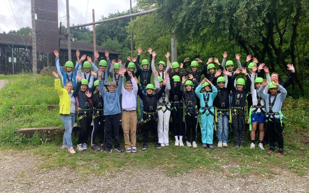 Die 6. Klassen im Hochseilgarten GATE in Ettlingen